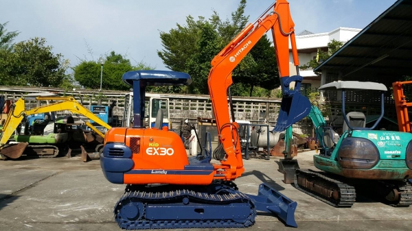 รถขุด HITACHI รุ่น EX30-2- มือสองญี่ปุ่น  แทรกเหล็ก สลักแน่น ทำงานไว สวยพร้อม ทำงานได้เลย มือถือ/LINE ID : 0818753444