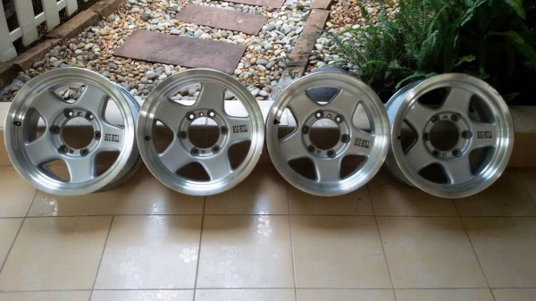 ขายล้อนอก boss 15 สวยๆครับ ขายล้อนอก boss 15 สวยๆครับ