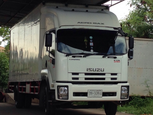 ขายรถบรรทุก 6 ล้อ ISUZU FTR 240  (หน้าตึก )พร้อมตู้บรรทุก ปี 2552