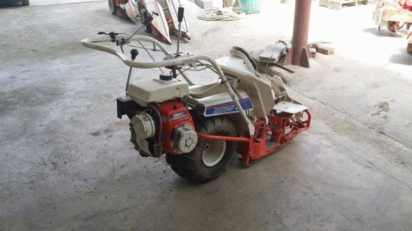 รถเกี่ยวข้าวเดินตามแบบมัดข้าวในตัว KUBOTA  รุ่น RฺB 25M  เก่าญี่ปุ่น สภาพสวย เครื่องพร้อมใช้งาน ไม่เคยใช้งานในไทย