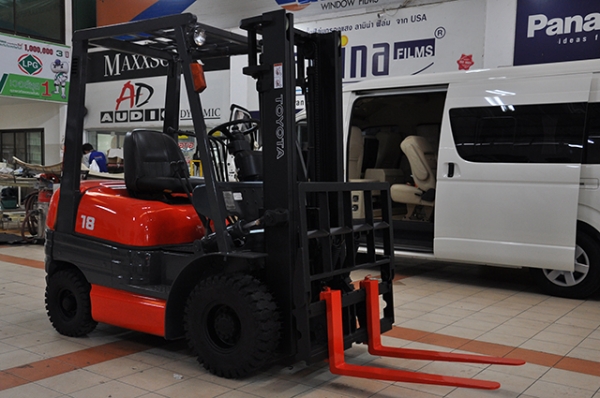 ขายรถโฟล์คลิฟท์มือสอง TOYOTA รุ่น 6FD18 ราคา 265,000 บาท นำเข้าจากประเทศญี่ปุ่น 100\% ไม่เคยใช้งานในไทย