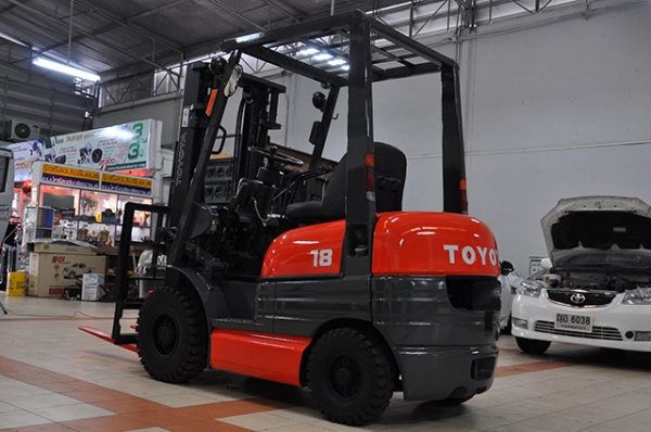 ขายรถโฟล์คลิฟท์มือสอง TOYOTA รุ่น 6FD18 ราคา 265,000 บาท นำเข้าจากประเทศญี่ปุ่น 100\% ไม่เคยใช้งานในไทย