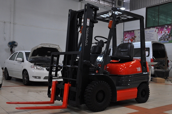 ขายรถโฟล์คลิฟท์มือสอง TOYOTA รุ่น 6FD18 ราคา 265,000 บาท นำเข้าจากประเทศญี่ปุ่น 100\% ไม่เคยใช้งานในไทย