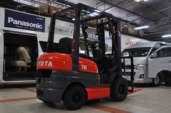 ขายรถโฟล์คลิฟท์มือสอง TOYOTA รุ่น 6FD18 ราคา 265,000 บาท นำเข้าจากประเทศญี่ปุ่น 100\% ไม่เคยใช้งานในไทย