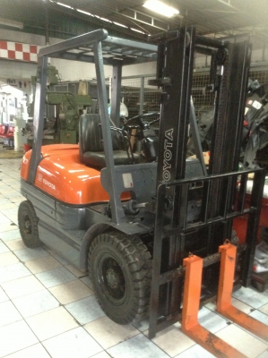 +++ ขายโฟล์คลิฟท์  TOYOTA 6FD25  ขนาด 2.5  ตัน  เครื่องยนต์ดีเซล  2Z  เสา  3  เมตร  เกียร์ธรรมดา  งา 1,220  มม.  ยางตันใหม่