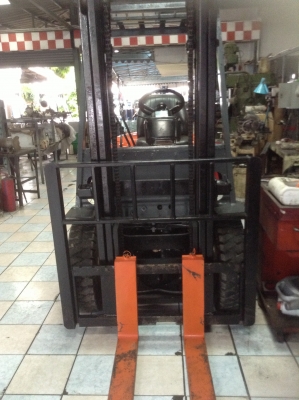 +++ ขายโฟล์คลิฟท์  TOYOTA 6FD25  ขนาด 2.5  ตัน  เครื่องยนต์ดีเซล  2Z  เสา  3  เมตร  เกียร์ธรรมดา  งา 1,220  มม.  ยางตันใหม่