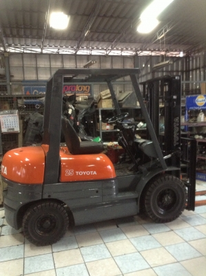 +++ ขายโฟล์คลิฟท์  TOYOTA 6FD25  ขนาด 2.5  ตัน  เครื่องยนต์ดีเซล  2Z  เสา  3  เมตร  เกียร์ธรรมดา  งา 1,220  มม.  ยางตันใหม่