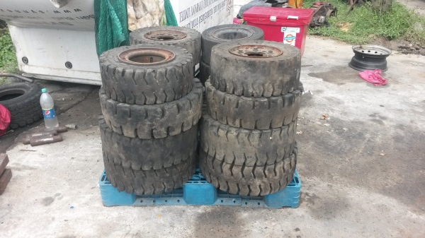 ขายยางตันรถโฟ๊คลิ๊ฟมีหลายขนาดพร้อมกระทะใบล่ะ 1200 มือสอง โทรมาถามขนาดได้ครับ