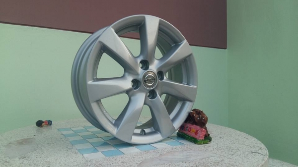 ขายล้อแม็กเดิม nissan almera 15" สนใจติดต่อเล็กคลองสามครับ 081-3747940
