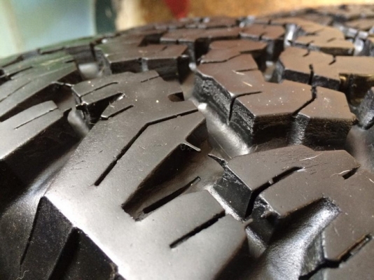 ขายยาง BF ALL USA. ขนาด 285-75-16 ปี12 ดอกเต็ม สะพานยางยังอยู่ ไม่มีปะ 4เส้น