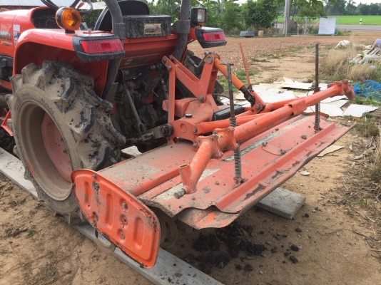 แทรคเตอร์คูโบต้า L3008 พร้อมใบดันดินตราช้าง และโรตารี่เก่าตามภาพ