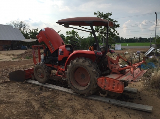 แทรคเตอร์คูโบต้า L3008 พร้อมใบดันดินตราช้าง และโรตารี่เก่าตามภาพ