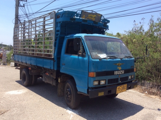 ISUZU 6ล้อ (NPR) ช่วงล่างF หน้า-หลัง เครื่องดี ครัทซีสวย ไม่ผุ พื้นกะบะปูเหล็กเรียบร้อย ขาย300,000 บาท(ศุภากร 081-4252943)