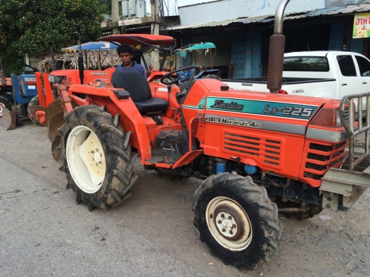 ขาย Kubota L1-225 พร้อมผาน3 รถไม่เคยลงนา สนใจติดต่อครับ