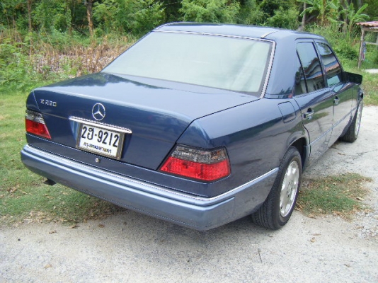 benz w124 e220 สีน้ำเงิน