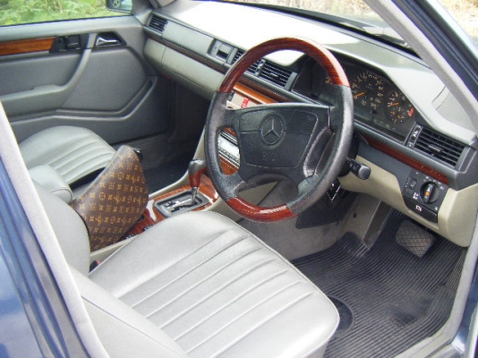 benz w124 e220 สีน้ำเงิน