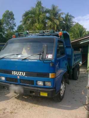 รถอิซูซุ  6 ล้อดั๊ม KS 22  110 แรงม้า   สนใจติดต่อ 081 - 6079515