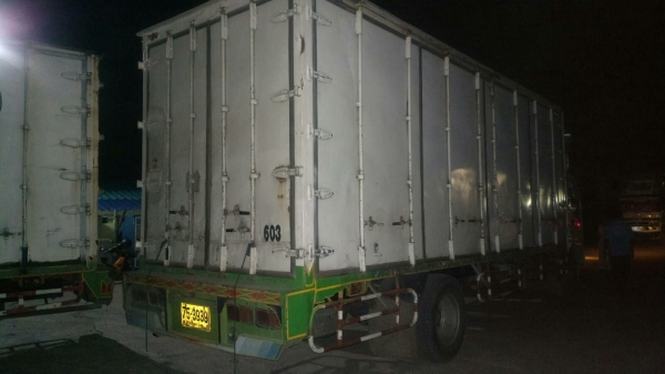 ขายครับ..Isuzu Deca ปี46 ตู้10บาน 7.20 เมตร 2 คันครับ