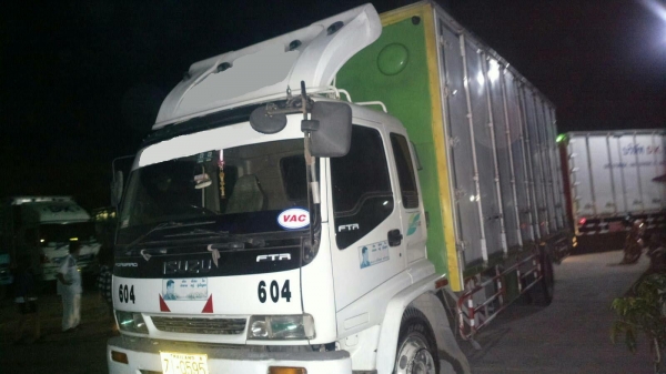 ขายครับ..Isuzu Deca ปี46 ตู้10บาน 7.20 เมตร 2 คันครับ