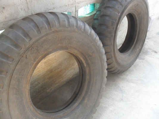 ยาง 11.00 - 20 มี 1 คู่ ยาง 11.00 - 20 มี 1 คู่