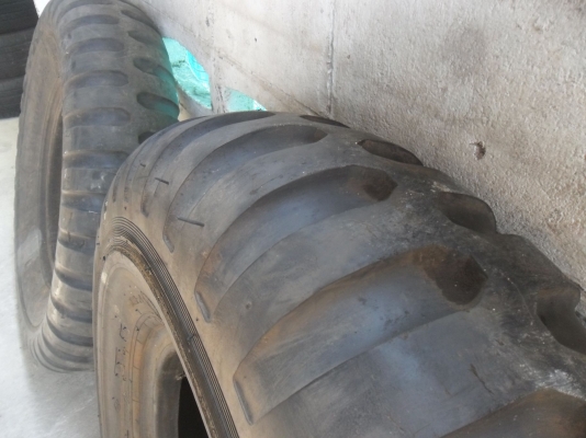 ยาง 11.00 - 20 มี 1 คู่ ยาง 11.00 - 20 มี 1 คู่