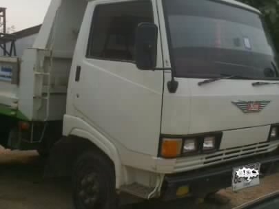 HINO KM777 - 117 HP WO4D หกล้อดั๊มพ์ กระบะดั๊มพ์เหล็ก 4 ตันยิงหน้าสภาพสวยพื้นดีฝาข้างสวยไม่มีผุ เครื่องดีแรงดีไม่เยิ้ม หัวเก๋งสวยภายในคอนโซลครบพร้อม เกียร์สั้น พวงมาลัยเพาเวอร์ ช่วงล่างคัชซีไม่มีดาม เฟืองท้ายใหญ่ติด F แล้ว ยาง 8.25 ขอบ 16" สภาพดีพร้อ