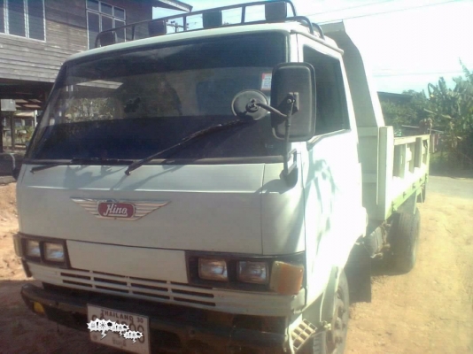 HINO KM777 - 117 HP WO4D หกล้อดั๊มพ์ กระบะดั๊มพ์เหล็ก 4 ตันยิงหน้าสภาพสวยพื้นดีฝาข้างสวยไม่มีผุ เครื่องดีแรงดีไม่เยิ้ม หัวเก๋งสวยภายในคอนโซลครบพร้อม เกียร์สั้น พวงมาลัยเพาเวอร์ ช่วงล่างคัชซีไม่มีดาม เฟืองท้ายใหญ่ติด F แล้ว ยาง 8.25 ขอบ 16" สภาพดีพร้อ