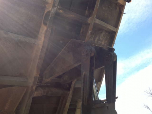 รถอิซูซุ 10 ล้อดั๊ม 210 แรงม้า  สนใจติดต่อ 081 - 6079515