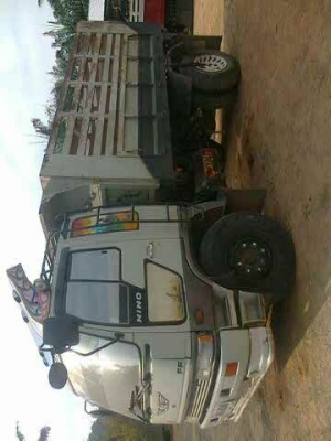 รถฮีโน่ 6 ล้อดั๊ม FF  195 แรงม้า  สนใจติดต่อ 081 - 6079515