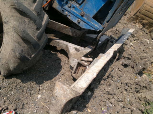 ขายรถไถร์ FORD 6600 ขับเครื่อน 4 ล้อ 2 เพลา เอกสารใบอิมวอย ( ชุดจด ) สภาพสวย รีบจองด่วน