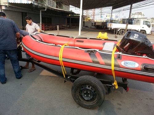 ขายเรือยางพร้อมเครื่องและที่ลากถูกๆครับ