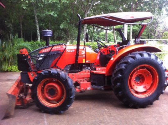 ขายรถไถ Kubota M7040 (4WD) พร้อมดันหน้า+ผานพรวนช้าง รถบ้าน เดิมๆ พร้อมใช้งานครับ ขายรถไถ Kubota M7040 (4WD) พร้อมดันหน้า+ผานพรวนช้าง รถบ้าน เดิมๆ พร้อมใช้งานครับ