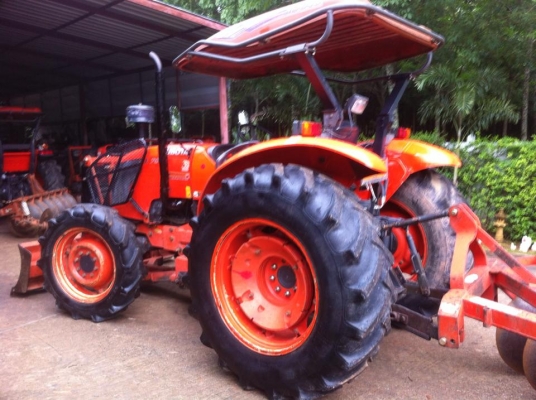 ขายรถไถ Kubota M7040 (4WD) พร้อมดันหน้า+ผานพรวนช้าง รถบ้าน เดิมๆ พร้อมใช้งานครับ