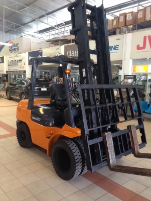 ขายรถโฟล์คลิฟท์มือสอง TOYOTA รุ่น 7FG35J  นำเข้าจากประเทศญี่ปุ่น 100\% ไม่เคยใช้งานในไทย