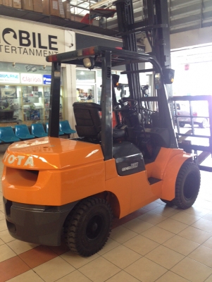 ขายรถโฟล์คลิฟท์มือสอง TOYOTA รุ่น 7FG35J  นำเข้าจากประเทศญี่ปุ่น 100\% ไม่เคยใช้งานในไทย