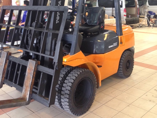 ขายรถโฟล์คลิฟท์มือสอง TOYOTA รุ่น 7FG35J  นำเข้าจากประเทศญี่ปุ่น 100\% ไม่เคยใช้งานในไทย