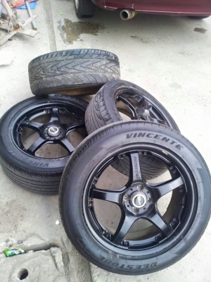 ขายแม๊ก17 ตามรูป พร้อมยาง 215/55/17 ปี12 ดอกหนาใช้ได้อีกนาน ราคา 5500 บาท ของอยู่พระประแดง สนใจทักหรือโทร 0993980701