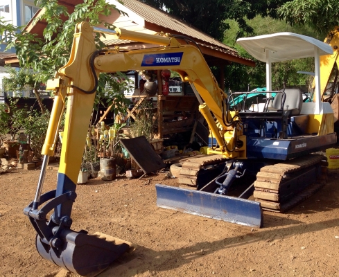 KOMATSU  30 - 5 ขนาด pc-30 รถเก่านอกมีเอกสารพร้อม เครื่อง 3 สูบ ( มีVDOให้ชม ) ติดต่อ 085-5632278 นายภานุกูล