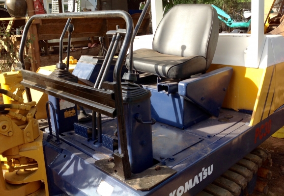 KOMATSU  30 - 5 ขนาด pc-30 รถเก่านอกมีเอกสารพร้อม เครื่อง 3 สูบ ( มีVDOให้ชม ) ติดต่อ 085-5632278 นายภานุกูล