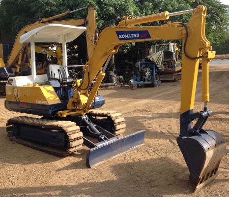 KOMATSU  30 - 5 ขนาด pc-30 รถเก่านอกมีเอกสารพร้อม เครื่อง 3 สูบ ( มีVDOให้ชม ) ติดต่อ 085-5632278 นายภานุกูล