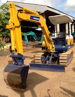 KOMATSU  30 - 5 ขนาด pc-30 รถเก่านอกมีเอกสารพร้อม เครื่อง 3 สูบ ( มีVDOให้ชม ) ติดต่อ 085-5632278 นายภานุกูล