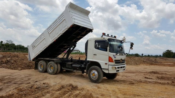 ขายรถสิบล้อหัวลาก HIno MEGa FM 320 ปี49 ดั้มสามมิตร รถสวยพร้อมใช้งาน ราคาต่อรองได้