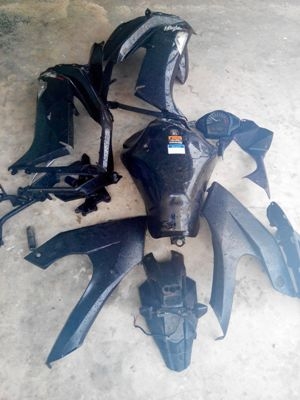 ขายอะไหล่ นินจา 650 CC,มีชุดแฟริ่งหน้า แฟริ่งข้าง ถังน้ำมัน ราคา 3500 บาทตามสภาพมีแตกบ้างขูดบ้างล้มมาครับ