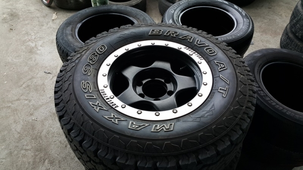 ขายยางพร้อม Maxx สถาพสวย 90 \%  Maxxis 265/70 R16 ปี 14 ลายดีดอกสวย ราคาถูกครับ 18,500 บาท ราคาคุยกันได้ครับ Line : thailandvigo Call : 0858041415 ครับ