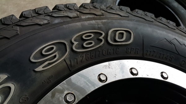 ขายยางพร้อม Maxx สถาพสวย 90 \%  Maxxis 265/70 R16 ปี 14 ลายดีดอกสวย ราคาถูกครับ 18,500 บาท ราคาคุยกันได้ครับ Line : thailandvigo Call : 0858041415 ครับ