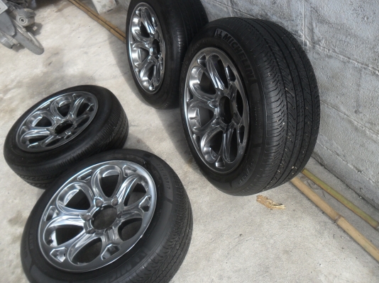 ล้อแม็ก 17นิ้ว 6รู พร้อมยาง สวยๆ 4 ล้อ ราคา 8900 บาท