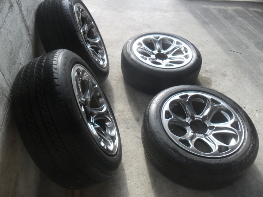 ล้อแม็ก 17นิ้ว 6รู พร้อมยาง สวยๆ 4 ล้อ ราคา 8900 บาท