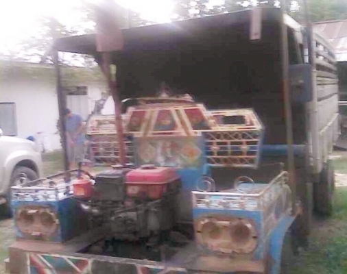 ขายด่วน รถบรรทุกอีแต๋น 6 ล้อ เครื่องยนต์ KUBOTA ET11 แรง กระบะคอกไม้ความยาว 3.20 เมตรสภาพดีพร้อมบรรทุกพร้อมใช้งานได้เลยครับ ช่วงล่างคัชซีหน้า 4 ไม่มีผุไม่บวม ยางสภาพดี 60\% พร้อมใช้งาน ราคาต่อรองได้ครับ