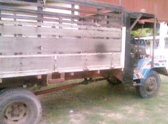 ขายด่วน รถบรรทุกอีแต๋น 6 ล้อ เครื่องยนต์ KUBOTA ET11 แรง กระบะคอกไม้ความยาว 3.20 เมตรสภาพดีพร้อมบรรทุกพร้อมใช้งานได้เลยครับ ช่วงล่างคัชซีหน้า 4 ไม่มีผุไม่บวม ยางสภาพดี 60\% พร้อมใช้งาน ราคาต่อรองได้ครับ