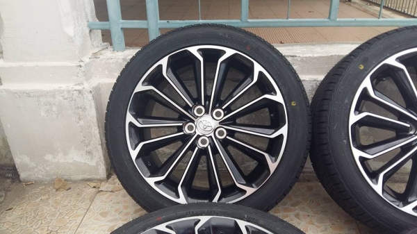ขายล้อแม็กป้ายแดง new altis 17"พร้อมยางปี15 สนใจติดต่อเล็กคลองสามครับ 081-3747940